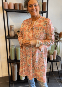 Marta Tunika Og Blonde Bluse Fra Costa Mani