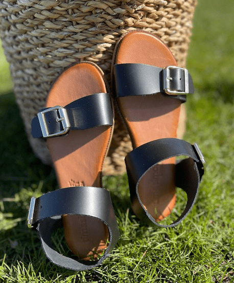 New Zealand farvel Ledig Flad Sort Sandal - Caroline Sandal Fra Tim & Simonsen - Mode I Fredericia