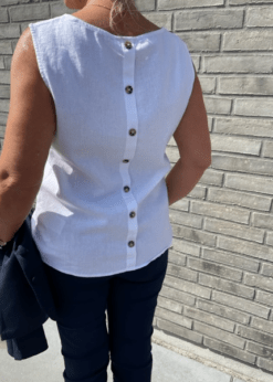 Freequent Hvid Lava Top Med Knapper Paa Ryggen