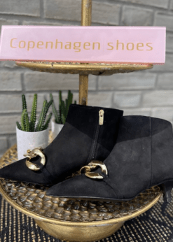 Copenhagen Shoes Sort Støvle Med Lille Hæl Og Guld Lænke