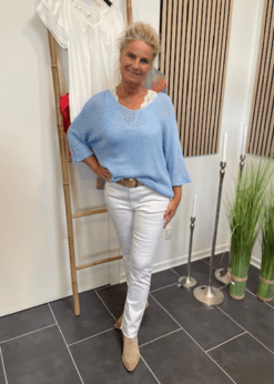Marta Lyseblå Betina Strik Og Hvid Pieszak Jeans Style Nora
