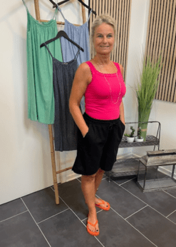 Freequent Sort Lave Shorts Og Pink Frida Top Fra Freequent