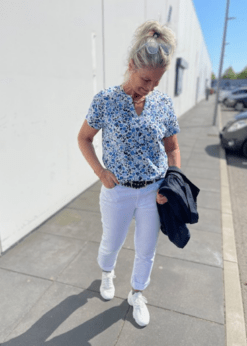 Part Two Gesinas T Shirt Med Blå Blomster Og Hvide Pieszak Jeans