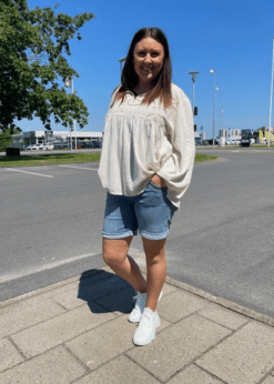 Marta Caterina Bluse Og Red Button Shorts
