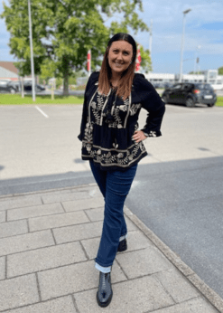 Cabana Living Sort Bluse Med Guld Og Kate Jeans Fra Red Button