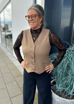 Inwear Cognag Farvet Vest Og Sort Blondebluse