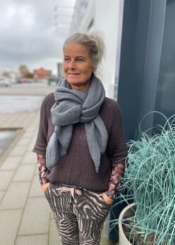 Marta Grå Scarf Og Betina Strik