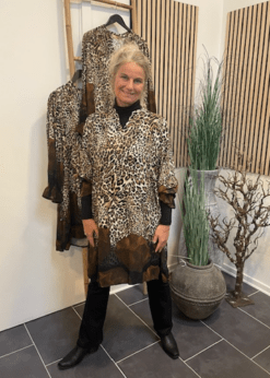 Marta Kjole I Leoprint Med Blomster Forneden Og Jeans Fra Pieszak