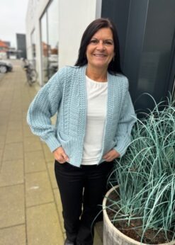 AJ117 Project Cardigan I Lyseblå