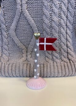 Speedtsberg Flag Grå Stang Med Hvide Hjerter Og Rosa Fod