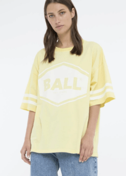 Gul Med Hvid Skrift Banoemi Ball T Shirt