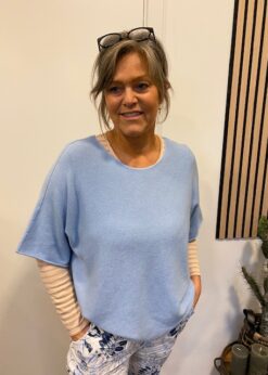 Lyseblå Sia Strik Og Stribet T Shirt Fra Marta