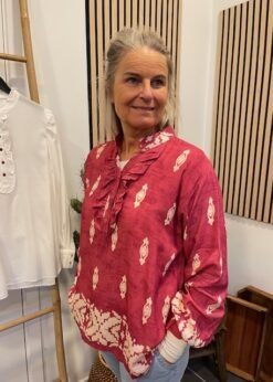 Aya Bluse I Gammelrosa Cremefarvet Print Fra Marta