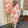 Eva Kjole I Pink Creme Print Og Stribet Bluse Fra Marta