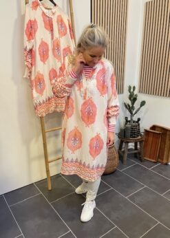 Eva Kjole I Pink Creme Print Og Stribet Bluse Fra Marta