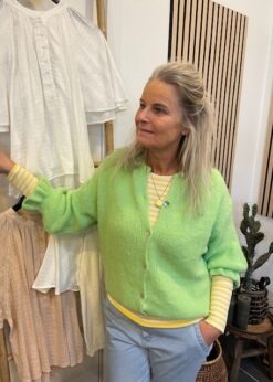 Grøn Juliane Strik Cardigan Og Gul Stribet Josiane Bluse