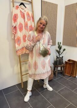 Marta Eva Dress I Rosa Creme Print Og Hvid Pieszak Jeans