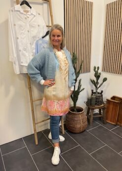 Marta Valentina Kjole I Beige Print Og Strik Cardigan Fra AJ117 Project