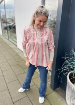 Rosa Stribet Continue Bluse Og Blå Jeans Fra Pieszak