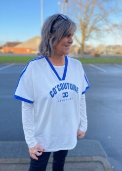 Siara Oversize Co Couture T Shirt Hvid Med Blå Og Hvid Bluse Fra Prepair