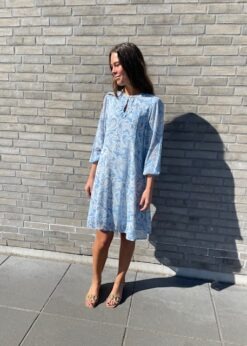 Duffy Sandal Og Kjole I Lyseblåt Print Fra Part Two