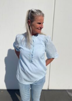 Freequent Bluse I Lyseblå Hvide Striber