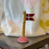 Lille Flag Farmor Med Gul Stang Og Melon Farvet Fod