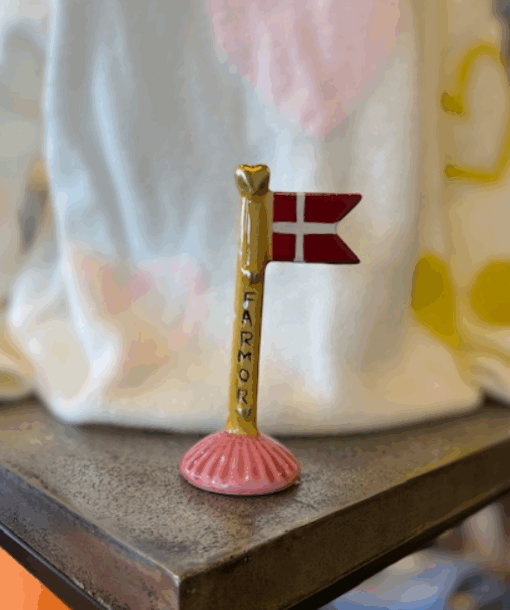 Lille Flag Farmor Med Gul Stang Og Melon Farvet Fod