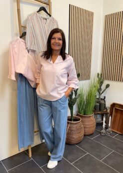 Flora Buks Fra Marta Og Bluse Fra Costa Mani