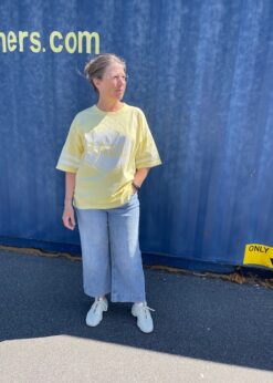 Gul Ball T Shirt Og Red Button Jeans