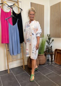 Hvid Kjole Med Print Style Amelia
