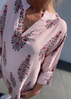Marta Benita Kjole I Lyserødt Print