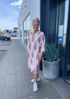 Marta Kjole I Lyserødt Print Og Sneakers Fra Billi Bi
