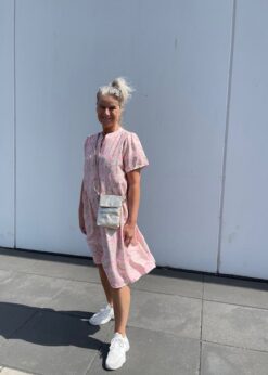 Marta Valeria Kjole I Rosa Print Og Depeche Taske