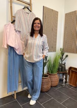 Multi Stribet Costa Mani Bluse Og Flora Buks Fra Marta