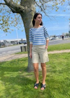 Part Two Rosine Bluse Og Red Button Shorts
