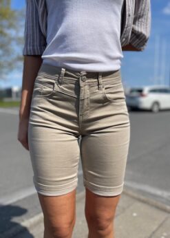 Relax Shorts Fra Red Button I sandfarvet