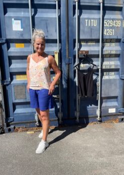 Rosiane Top I Print Fra Part Two Og Freequent Shorts Kobolt Blå