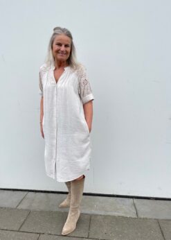 Sandfarvet Louis Kjole Og Bukela Støvle