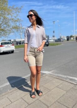 Sandfarvet Relax Shorts Og Part Two Skjorte
