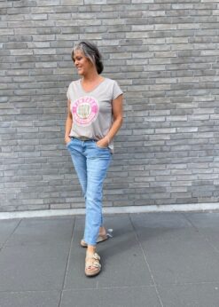 Sandfarvet Vintage T Shirt Fra Costa Mani Og Red Button Jeans