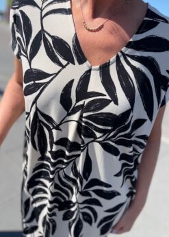 Floi Kjole Fra Freequent Med Beige Bund Og Sort Print