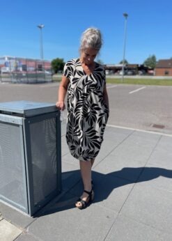 Freequent Floi Kjole Beige Med Sort Print
