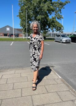Freequent Floi Kjole Med Sort Bund Og Offwhite Print