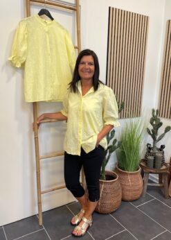 Gul Marta Hailey Bluse Og Sorte Freequent Knickers