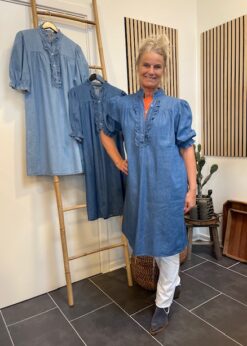 Marta Melissa Kjole I Medium Blue Og Top Fra Tim & Simonsen