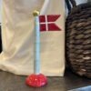 Speedtsberg Lille Flag Lyseblå Stang Og Rød Fod