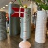 Speedtsberg Stort Flag Lyseblå Creme Rød Stribet Stang Og Lyserød Fod