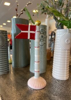 Speedtsberg Stort Flag Lyseblå Creme Rød Stribet Stang Og Lyserød Fod