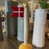 Speedtsberg Stort Flag Med Cremefarvet Stang Og Gul Fod